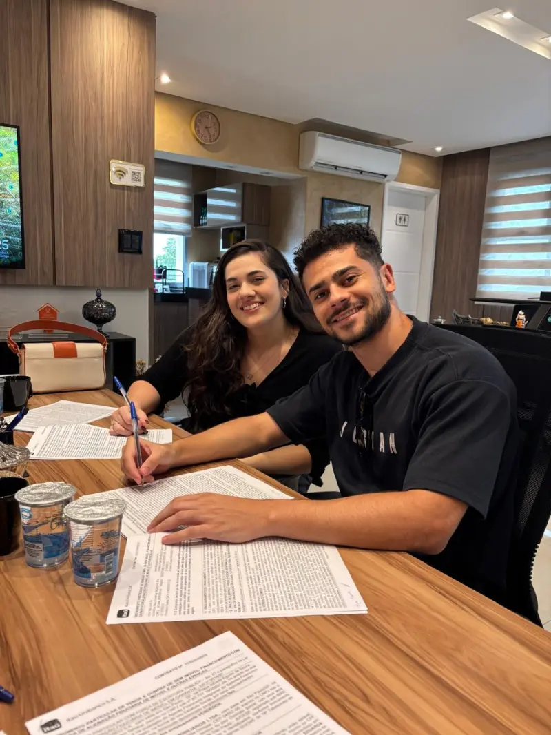 Casal assinando o contrato de financiamento imobiliário