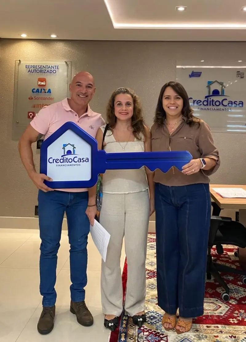 Casal segurando a chave da Crédito Casa Financiamentos