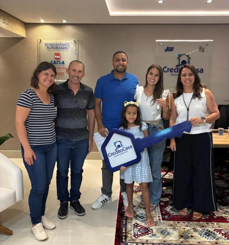 Família reunida na entrega das chaves do novo imóvel