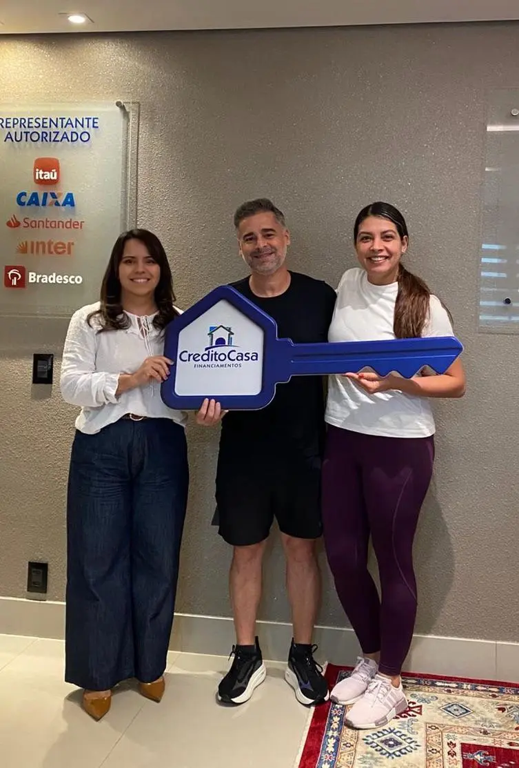 Clientes com a chave simbólica da Crédito Casa Financiamentos