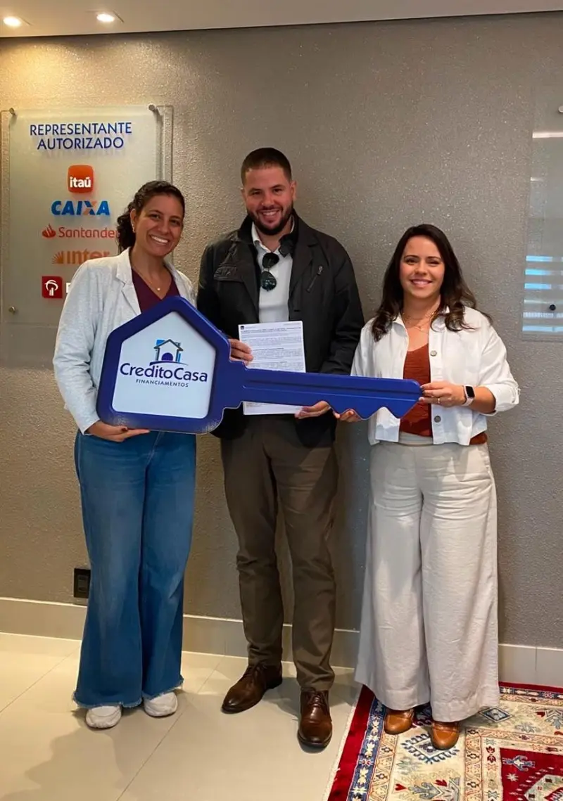Cliente com contrato assinado recebendo a chave do imóvel