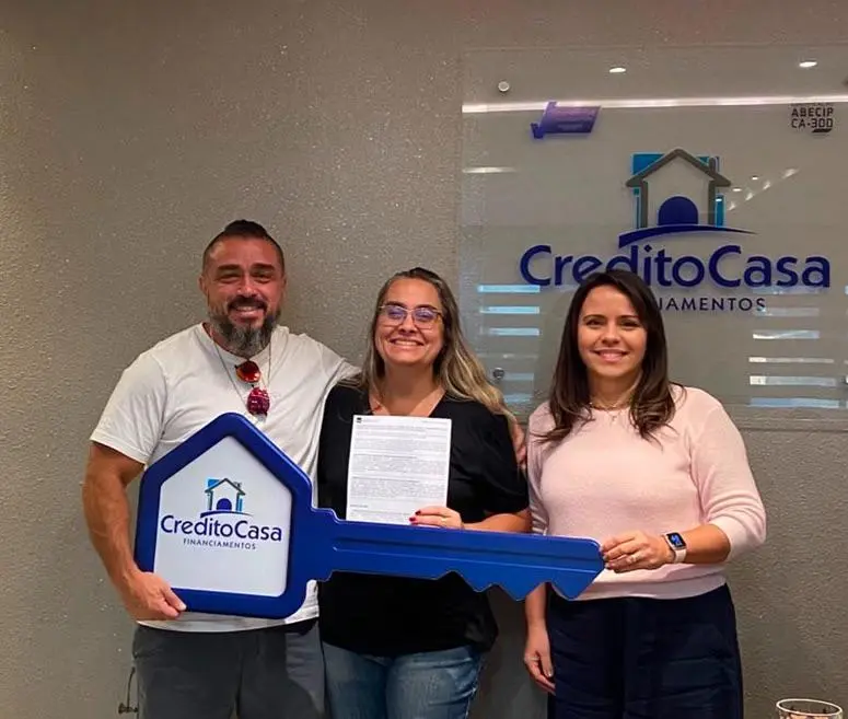 Clientes celebrando a assinatura do contrato com a chave simbólica